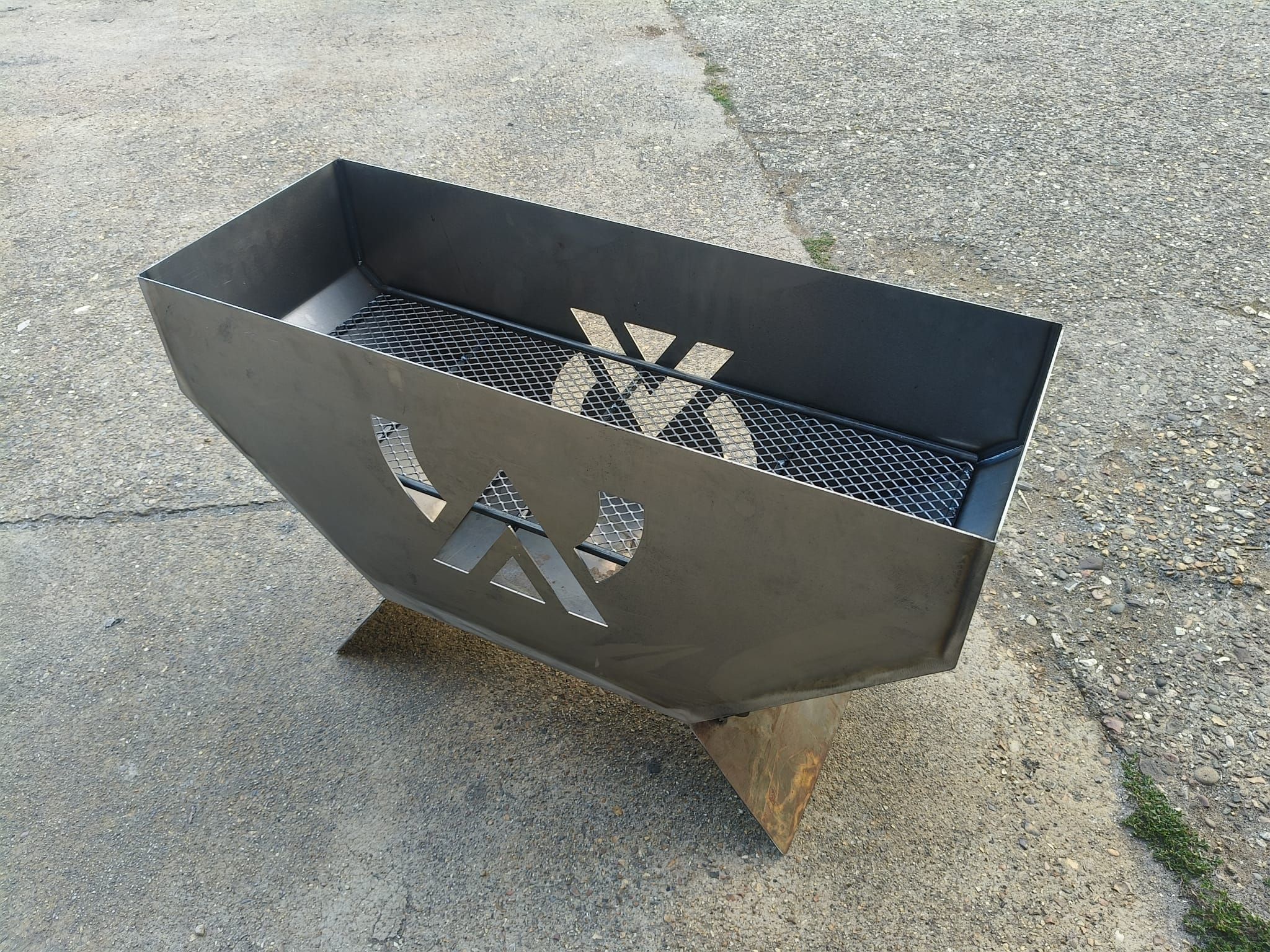 Geopende FYA-Pit met grillrooster