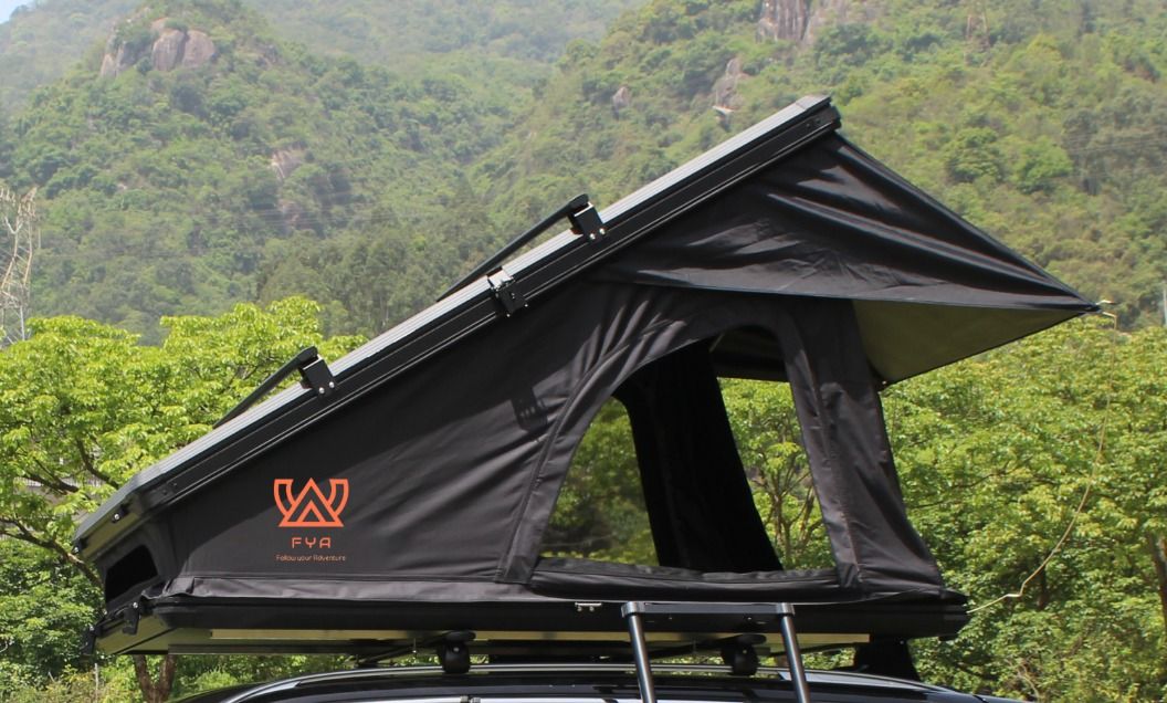 FYA aluminium hardcase daktent uitgeklapt op een auto