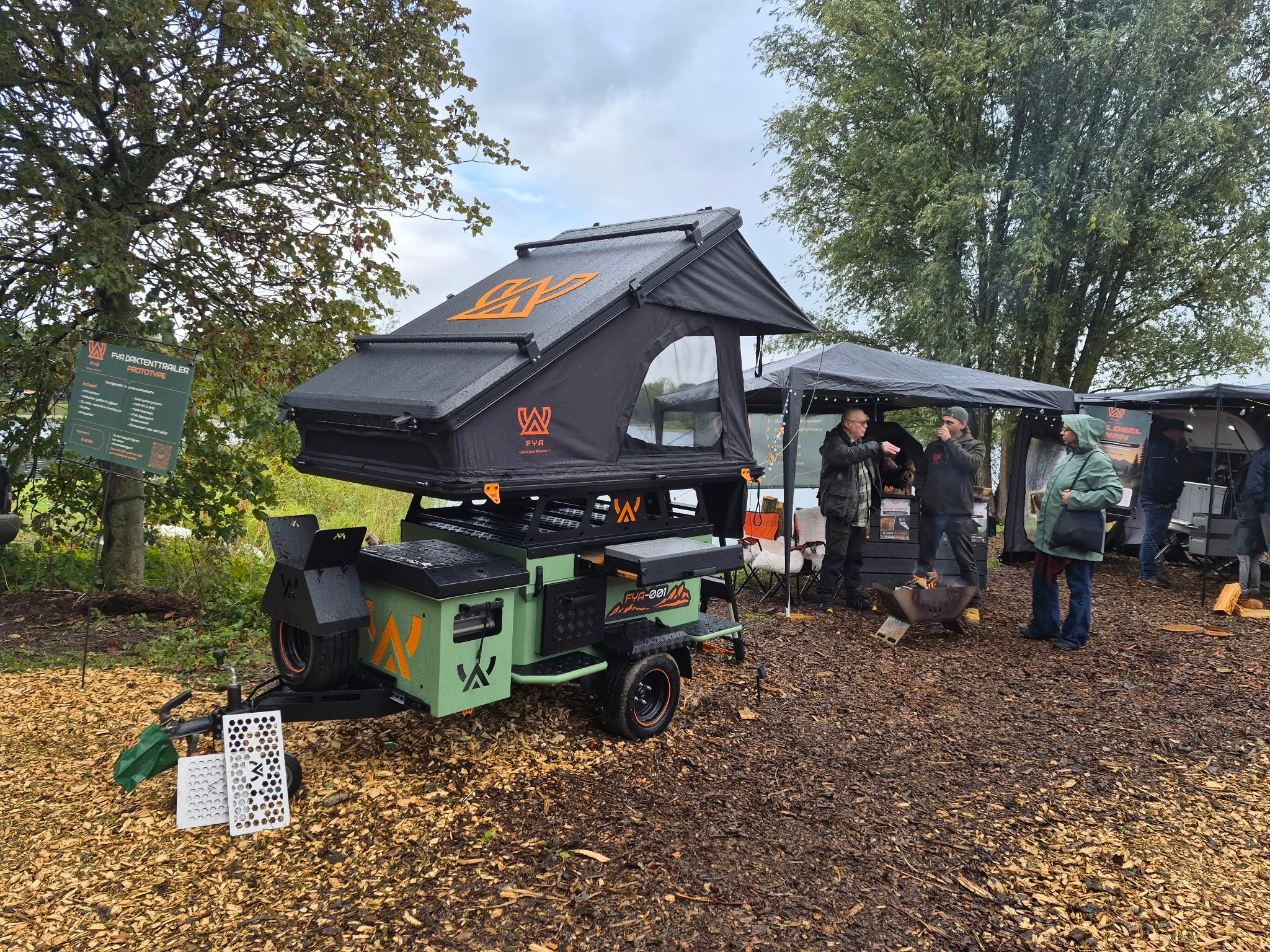De FYA-001 met uitgeklapte daktent op een outdoorbeurs
