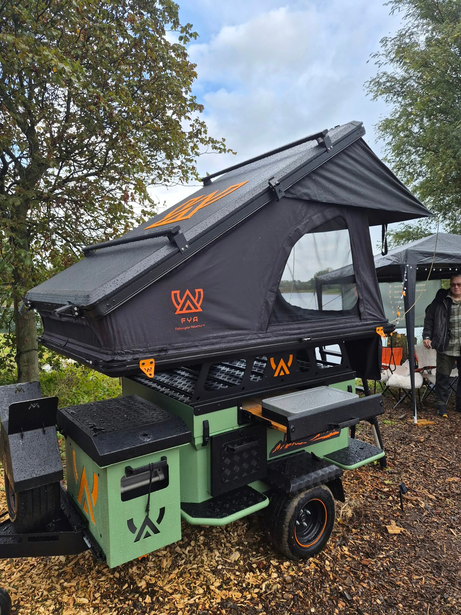 FYA daktenttrailer met geopende daktent tussen de bomen