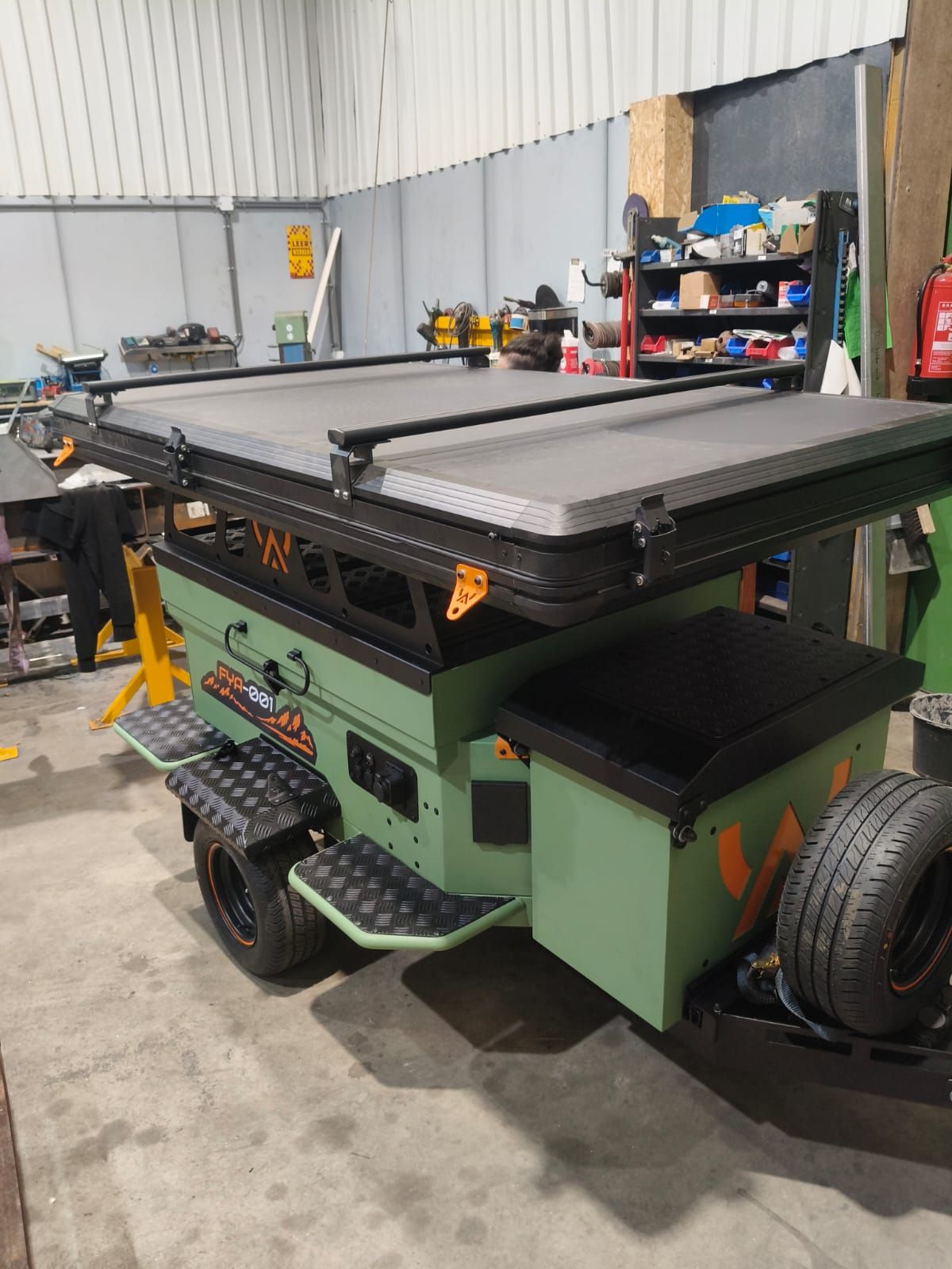 FYA-trailer met gepoedercoat stalen frame in de werkplaats